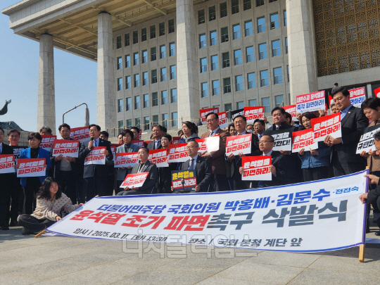 전진숙(왼쪽부터)·박홍배·김문수 더불어민주당 의원이 11일 국회 앞에서 삭발식을 진행했다. 안소현 기자